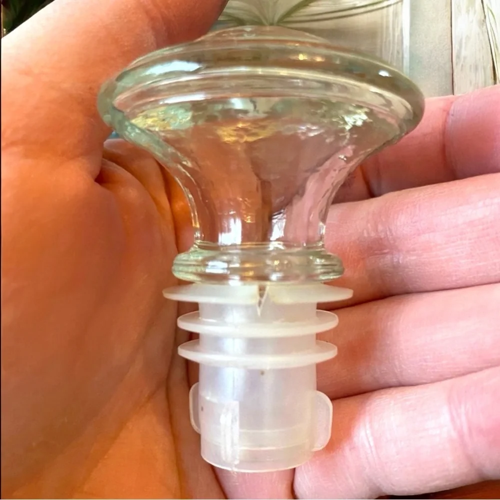 VINTAGE Glass Wine/Liquor Decanter with Stopper - Round Base